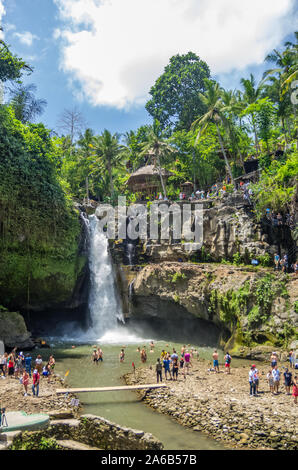 BALI, Indonesien - 07 September: Touristen in der Tegenungan Wasserfall schwimmen am September 07, 2018 in Bali, Indonesien Stockfoto