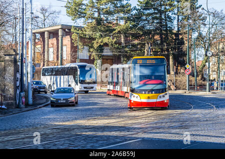 Prag, tschechische Republik - 15. Februar: moderne Straßenbahn fährt auf der Straße am Februar 15, 2019 in Prag, Tschechische Republik Stockfoto