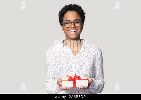 Kopf geschossen Afrikanische Amerikanische junge Frau mit Geschenk Box begeistert Stockfoto