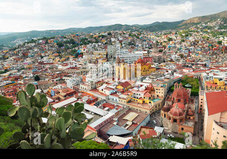 Weitwinkelobjektiv Panorama-Aufnahme des historischen Zentrum von Guanajuato, Mexiko. Jun 2019 Stockfoto