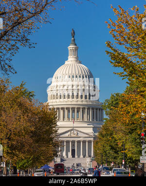 WASHINGTON, DC, USA - United States Capitol, siehe von East Capitol Street NE im Herbst. Stockfoto