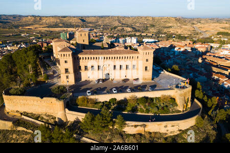 Luftbild der alten Burg von Calatrava auf dem Hintergrund von alcaniz Stadtbild im sonnigen Herbsttag, Spanien Stockfoto