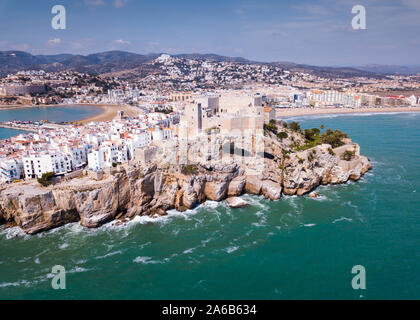 Luftaufnahme der Küstenstadt von Peniscola mit alten Burg auf dem Felsen im sonnigen Tag, Spanien Stockfoto