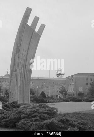 Denkmal zur Erinnerung an die Alliierten Luftbrücke nach Westberlin, Platz der Luftbruecke, Berlin, Deutschland Stockfoto