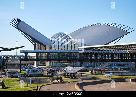 Lyon, Frankreich - 16. März 2019: Rückansicht des TGV-Bahnhof Hauptgebäude am Flughafen Lyon Saint-Exupery, entworfen von Architekt Santiago Calatrava Valls. T Stockfoto