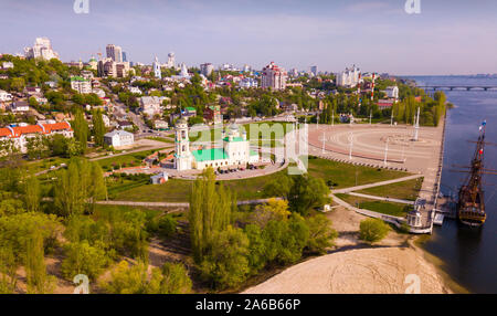 Luftaufnahme von Admiralität Square von Woronesch mit Himmelfahrt Kirche und Schiff Museum auf Hintergrund mit modernen Stadtbild, Russland Stockfoto