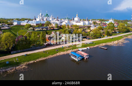 Szenische Ansicht vom Dröhnen der architektonischen Ensemble des Rostower Kremls mit Kirchen und Kathedralen an Hintergrund mit Stadtbild, Russland Stockfoto