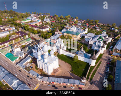 Antenne Panoramablick von Rostov Stadtbild mit Kreml - historische und architektonische Denkmal von Russland, bevor die Zeit von Peter Große Stockfoto