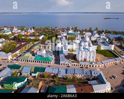 Luftbild des architektonischen Komplex von Rostov Kreml an Bord des Lago Nero in der russischen Stadt Rostov Stockfoto