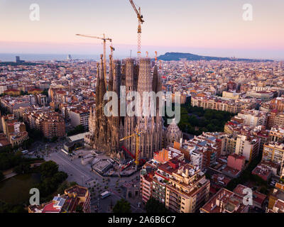 Panoramablick vom Dröhnen der Kathedrale La Sagrada Familia in Barcelona am Morgen, Spanien Stockfoto