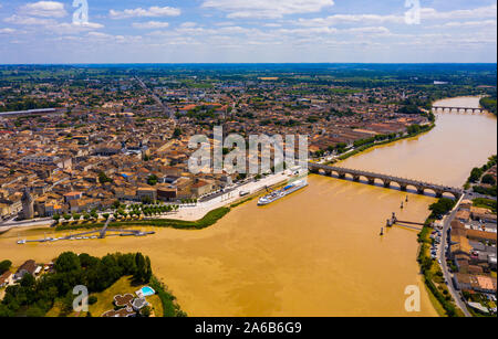 Panoramablick auf das Luftbild von Libourne Stadt am Fluss Dordogne an sonnigen Sommertagen, Gironde, Frankreich Stockfoto