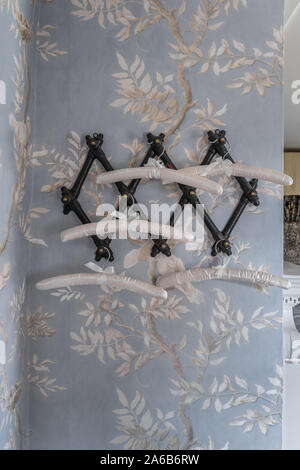 1930er Jahre Art Deco Stil Chinoiserie Tapete und Stoff bedeckt Kleiderbügel Haken an der Wand montiert Stockfoto