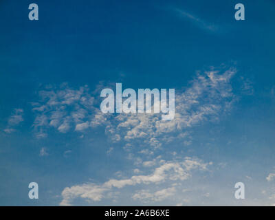 Sky Abdriften in eine leichte Brise, Wolken im Himmel Hintergrund. Stockfoto