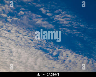 Sky Abdriften in eine leichte Brise, Wolken im Himmel Hintergrund. Stockfoto
