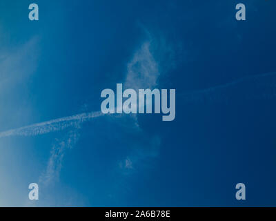 Sky Abdriften in eine leichte Brise, Wolken im Himmel Hintergrund. Stockfoto