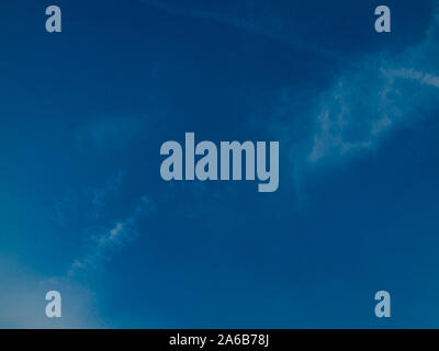 Sky Abdriften in eine leichte Brise, Wolken im Himmel Hintergrund. Stockfoto