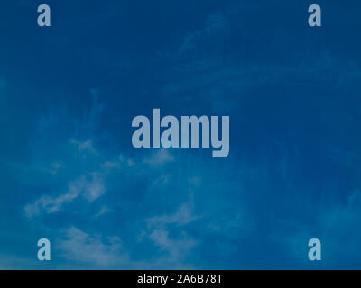 Sky Abdriften in eine leichte Brise, Wolken im Himmel Hintergrund. Stockfoto