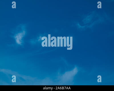 Sky Abdriften in eine leichte Brise, Wolken im Himmel Hintergrund. Stockfoto