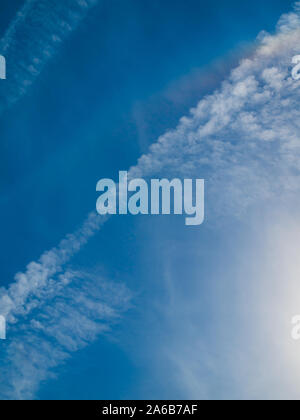 Sky Abdriften in eine leichte Brise, Wolken im Himmel Hintergrund. Stockfoto