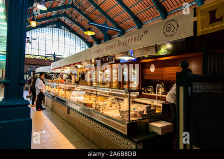 Saint-Jean-de-Luz, Frankreich - September 08, 2019 - Blick auf eine Scheibe einer baskischen Käse Hersteller am Markt Halle Stockfoto