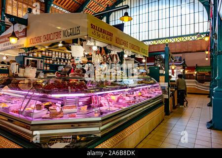 Saint-Jean-de-Luz, Frankreich - September 08, 2019 - Blick auf eine Scheibe einer baskischen Fleisch caterer an der Markthalle Stockfoto