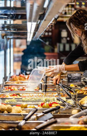 Saint-Jean-de-Luz, Frankreich - September 08, 2019 - Blick auf einen caterer Essen in der Halle serviert Stockfoto