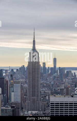 Sonnenuntergang Blick auf Manhattan Skyline und das Empire State Building von der Spitze des Felsens auf dem Rockefeller Center Stockfoto