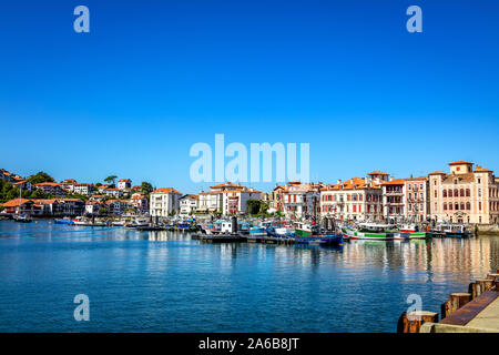 Saint-Jean-de-Luz, Frankreich - September 08, 2019 - Blick auf den Hafen und das Dorf Wohnungen Stockfoto