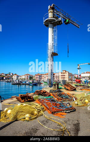 Saint-Jean-de-Luz, Frankreich - September 08, 2019 - Blick auf den Hafen, Häuser und Fischernetze Stockfoto