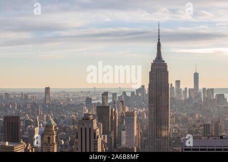 Sonnenuntergang Blick auf Manhattan Skyline und das Empire State Building von der Spitze des Felsens auf dem Rockefeller Center Stockfoto