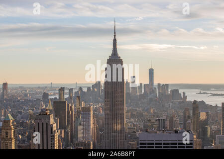 Sonnenuntergang Blick auf Manhattan Skyline und das Empire State Building von der Spitze des Felsens auf dem Rockefeller Center Stockfoto