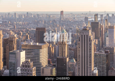 Sonnenuntergang Blick auf Manhattan Skyline und das Empire State Building von der Spitze des Felsens auf dem Rockefeller Center Stockfoto