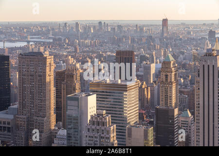 Sonnenuntergang Blick auf Manhattan Skyline und das Empire State Building von der Spitze des Felsens auf dem Rockefeller Center Stockfoto