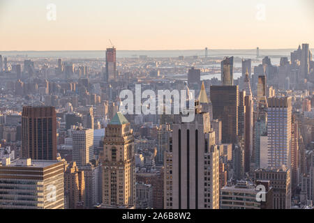 Sonnenuntergang Blick auf Manhattan Skyline und das Empire State Building von der Spitze des Felsens auf dem Rockefeller Center Stockfoto