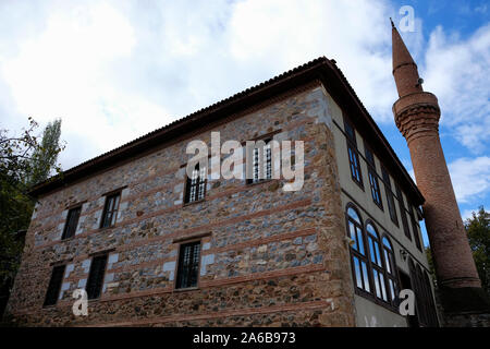 Ein Beispiel der osmanischen Architektur in Bursa ist die Orhan Bey Moschee im Dorf Gürle. Stockfoto