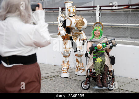 Cosplayer kommen für den ersten Tag von MCM Comic Con im ExCel London im Osten von London. Stockfoto