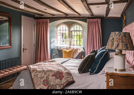 1930er Jahre Art Deco Stil Schlafzimmer mit Bleiglasfenstern. Stockfoto