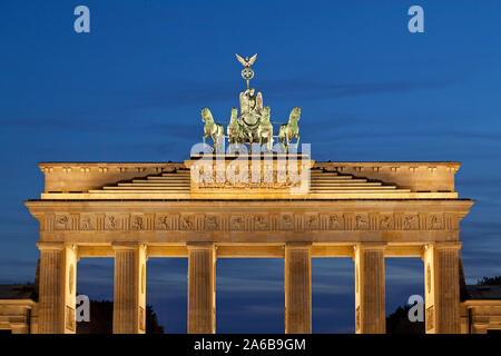 Die beleuchteten Brandenburger Tor, Berlin, Deutschland Stockfoto