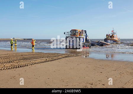 RNLI lifeboat 13-22 Einführung in South Jersey's Beach, East Yorkshire, Großbritannien, mit Hilfe der freiwilligen Marine Engineers. Stockfoto