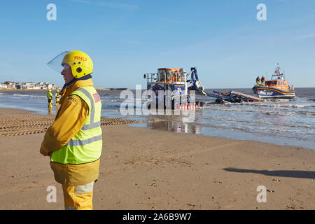 RNLI lifeboat 13-22 Einführung in South Jersey's Beach, East Yorkshire, Großbritannien, mit Hilfe der freiwilligen Marine Engineers. Stockfoto