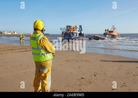 RNLI lifeboat 13-22 Einführung in South Jersey's Beach, East Yorkshire, Großbritannien, mit Hilfe der freiwilligen Marine Engineers. Stockfoto