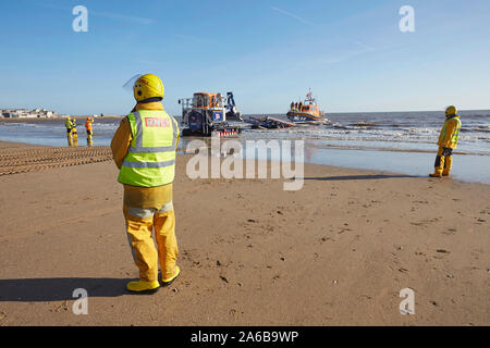 RNLI lifeboat 13-22 Einführung in South Jersey's Beach, East Yorkshire, Großbritannien, mit Hilfe der freiwilligen Marine Engineers. Stockfoto