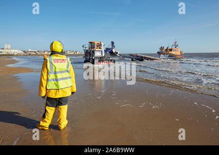 RNLI lifeboat 13-22 Einführung in South Jersey's Beach, East Yorkshire, Großbritannien, mit Hilfe der freiwilligen Marine Engineers. Stockfoto