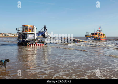 RNLI lifeboat 13-22 Einführung in South Jersey's Beach, East Yorkshire, Großbritannien, mit Hilfe der freiwilligen Marine Engineers. Stockfoto