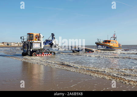 RNLI lifeboat 13-22 Einführung in South Jersey's Beach, East Yorkshire, Großbritannien, mit Hilfe der freiwilligen Marine Engineers. Stockfoto