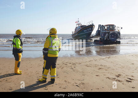 RNLI lifeboat 13-22 Einführung in South Jersey's Beach, East Yorkshire, Großbritannien, mit Hilfe der freiwilligen Marine Engineers. Stockfoto