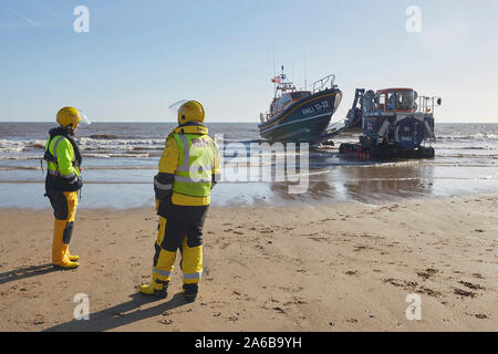 RNLI lifeboat 13-22 Einführung in South Jersey's Beach, East Yorkshire, Großbritannien, mit Hilfe der freiwilligen Marine Engineers. Stockfoto