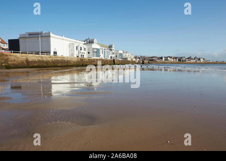 Bridlington spa Theater auf dem South Promenade vom Strand gesehen, East Yorkshire, England, Großbritannien Stockfoto