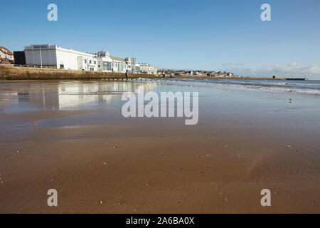 Bridlington spa Theater auf dem South Promenade vom Strand gesehen, East Yorkshire, England, Großbritannien Stockfoto