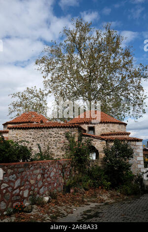 Historische Badewanne im Dorf Gürle wurde während der Zeit der Orhan Bey gebaut. Stockfoto